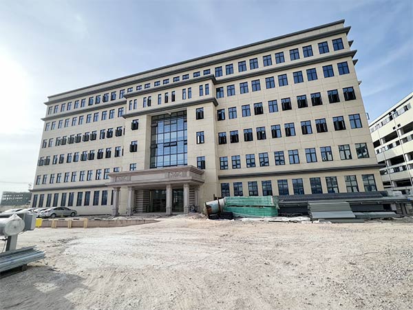 清晨四点，同城供给商把菜送进后厨